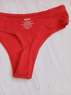 Hermoso Tanga Skims Everybody Fit de Encaje Sumergido Color Rojo Talla XXS G28 Foto 1 de 3