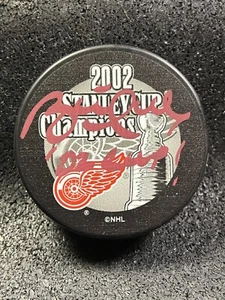 BRETT HULL Signed RED WINGS Official Stanley Cup Puck Beckett Cert w/ ‘02 Insc. - Picture 1 of 2