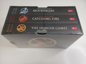 The Hunger Games Trilogy - Box Set by Suzanne Collins (Paperback) NEW/SEALED - Foto 1 di 9