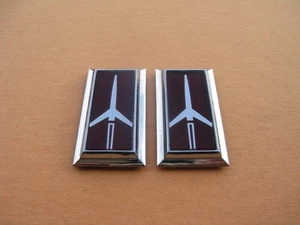 OLDSMOBILE SIDE SET PAIR VINTAGE EMBLEM LOGO BADGE SIGN SYMBOL USED OEM A46814 - Picture 1 of 5
