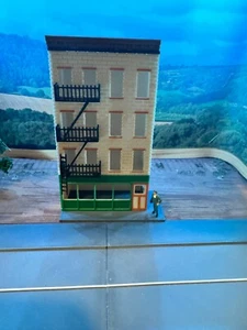 Edificio de esquina HO con frente de tienda - Imagen 1 de 6