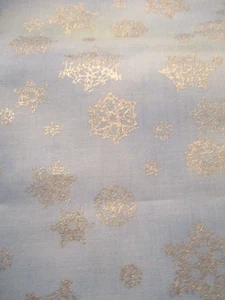 6 YDS SILVER SNOWFLAKES ON LIGHT BLUE 100% COTTON OOP - Picture 1 of 3