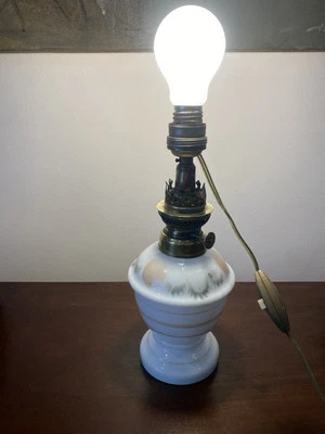 Pied de lampe à pétrole en Opaline ancienne, Kosmos Brenner,  électrifiée. - Photo 1/4