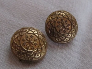 Boutons 2 motif arabesques Vintage  métal doré 15 mm Mode chic  - Picture 1 of 2