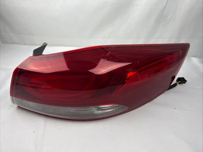 Luz trasera derecha pasajero Hyundai Elantra 2017 2018 OEM 92402F30 Foto 1 de 4