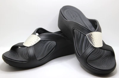 Sandalias de cuña CROCS Sanrah Comfort para mujer talla 7 negras con detalles plateados usadas en excelente estado Foto 1 de 4
