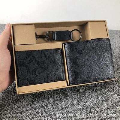 JUEGO DE REGALO CARTERA 3 EN 1 COACH PARA HOMBRE EN CAJA EN LONA DE FIRMA Negro/Marrón/Gris Foto 1 de 4