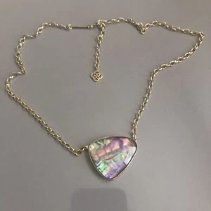 Collana Kendra Scott MCKENNA iridescente abalone verde rosa ciondolo catena placcata - Foto 1 di 10