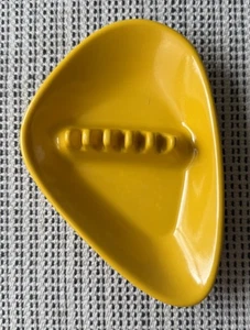 Posacenere vintage MCM Atomic forma boomerang giallo melaminico di Anholt plastica - Foto 1 di 18