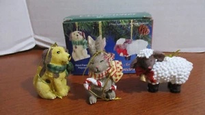 REGALO ~ Temporadas de Alegría ~ Juego de 3 POLIRESINA PERRO CONEJO OVEJA Adorno de Navidad ~ NUEVO EN CAJA - Imagen 1 de 9