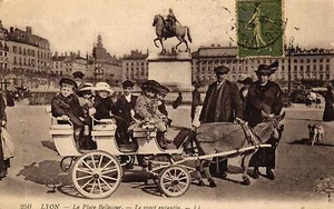 LYON - La Place Bellecour - Le sport enfantin - Bild 1 von 1