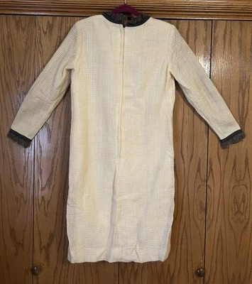 Vestido/forro satinado de lana crema Vicky Vaughn años 60 con ribete de encaje gris talla Jr 13 Foto 1 de 4