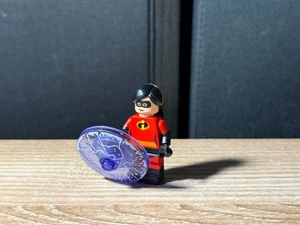 LEGO SUPER HEROES Incredibles Violet Parr Minifigure with Blast incr004 - Picture 1 of 2