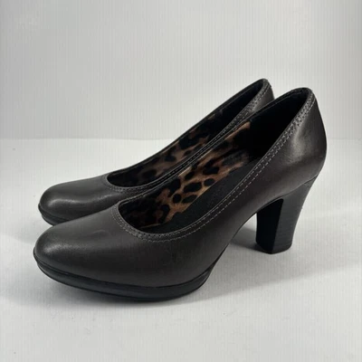 Zapatos de salón Clarks Bayla Carly para mujer EE. UU. 5,5 M de cuero marrón tacón bloque estampado de leopardo Foto 1 de 4