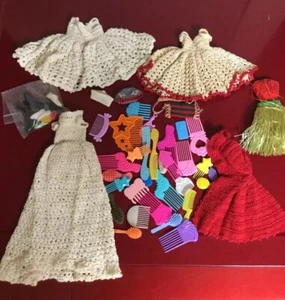 Vintage BARBIE RIESIGES KONVOLUT Handarbeit Mama Made gehäkelte Kleider Kleidung Outfits - Bild 1 von 12