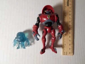 Ben 10 Dos Figuras de Acción Bandai Water Hazard (2010) y Mini Figura Azul - Imagen 1 de 7