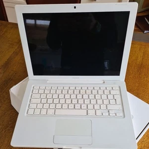 Apple MacBook A1181 13.3" Laptop - MB881B/A (January,2009) - Afbeelding 1 van 5