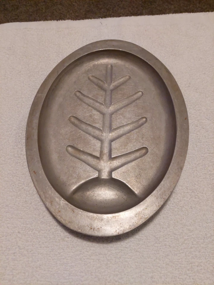 Plato de chisporroteo de aluminio fundido de 14,5” ovalado para hornear pescado con pies de colección.  d1 Foto 1 de 4