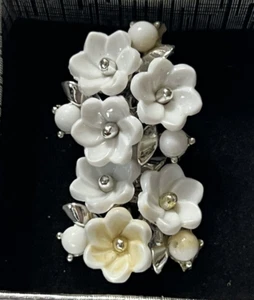VINTAGE SIGNED LISNER WHITE FLOWERS SILVER BEAD EARRINGS SILVERTONE SCREW BACK - Picture 1 of 10