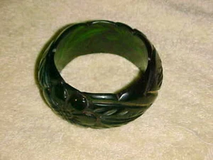 Estate CARVED BAKELITE BANGLE - EMERALD GREEN - TESTED - Picture 1 of 3