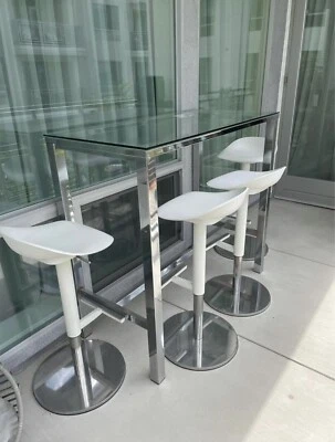 Table and chairs - Image 1 of 4