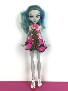 Monster High Doll Ghoulia Yelps Scooter With Draculaura Forbitten Love Dress - Picture 1 of 4