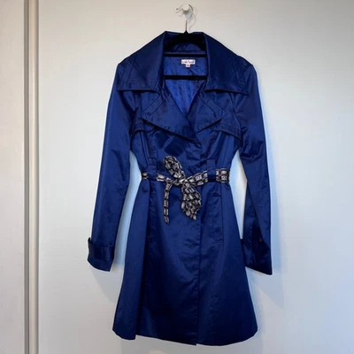 Trench coat azul Stella Forest – AU 10 – corte de cinto de seda - Imagem 1 de 4