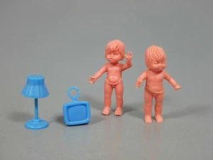 Bebés: Bebés Con Haushaltsgegenständen - Con Lámpara de Pie, TV (Azul) - Picture 1 of 1