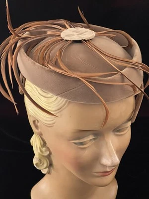 Винтажная женская коктейльная шляпа с перьями — 1950-е коричневая Mabley & Carew размер 22 - Изображение 1 из 4