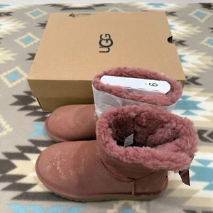 Botín de gamuza forrado de lana UGG Mini Bailey Bow Glimmer para mujer en película sepia talla 5 - Imagen 1 de 6