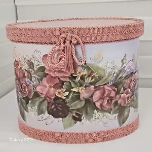 Glynda Turley Hutschachtel mit Deckel verziert Blumenmuster Zopf & Fransenborte rosa 90 - Bild 1 von 12