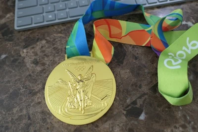 MEDALLA DE ORO PESADO 2016 Rio Olympics Big con cinta de seda raro vendedor de EE. UU. Foto 1 de 4