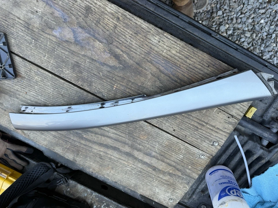 09-15 Infiniti G37 Q60 Convertible Lado del Conductor LH Parabrisas Pilar Cubierta Foto 1 de 3