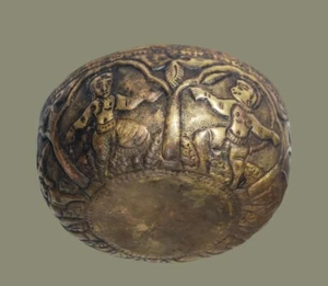 A Human with 3 Human Animals in a Circular Dance. Mughal Style Bronze Water Bowl - Photo 1 sur 5