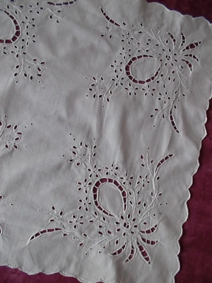 Magnifique et grand napperon FESTONNé superbement BRODé - Photo 1/4