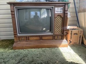 Sylvania vintage floor model tv - Picture 1 of 4