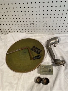 Lote de piezas de cubierta de manivela y reproductor estilo Victrola vintage - Imagen 1 de 13