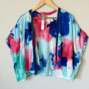 Chico's Ruana Top Gr. S/M gewaschen Blumen kurz Wickeloptik hell Spitzenbesatz bunt neu ohne Etikett - Bild 1 von 10