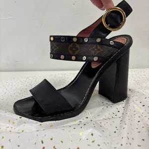 Sandalia Louis Vuitton con tiras monograma tachonado tacones talla 38 MUY USADA - Imagen 1 de 12