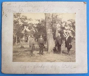 *Original* 4 HERREN IN ANZÜGEN VON BAUM 1900er Kabinettfoto KODAK KAMERA - Bild 1 von 2