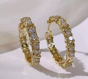 Pendientes de aro abragie de diamantes de corte redondo de 3 quilates creados en laboratorio en acabado oro amarillo de 14 K - Imagen 1 de 5