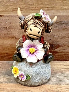 Highland Cow With Flowers Resin Garden Figurine 6" x 3.5" - Picture 1 of 4