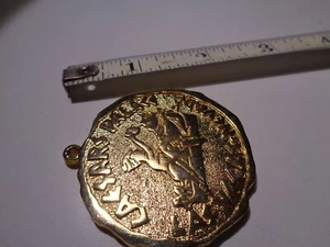Vintage Las Vegas Caesars Palace Münze Medaillon goldfarben Anhänger - Bild 1 von 5