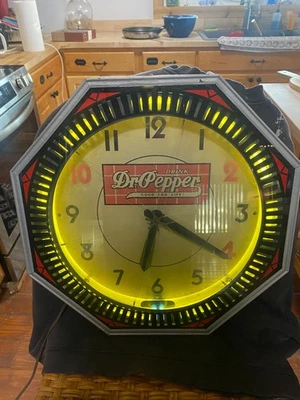 Reloj giratorio de neón Dr. Pepper de Neon Products alrededor de finales de 1930 principios de 1940 Foto 1 de 4