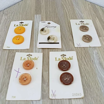 Button Lot Carded La mode and Lansing Sewing Craft Closures & Connectors - Image 1 of 4