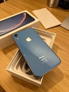 Apple iPhone XR 256GB - Blau mit Gebrauchsspuren - Bild 1 von 3