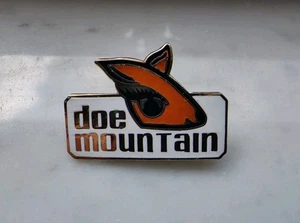 Vintage DOE MOUNTAIN (Now Bear Creek) Ski Resort Pennsylvania Souvenir Pin - Picture 1 of 8