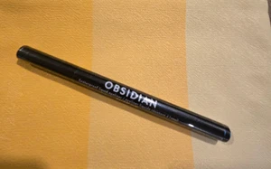 Delineador de ojos líquido impermeable Kaleido Obsidian y bolsa Ipsy - Imagen 1 de 2