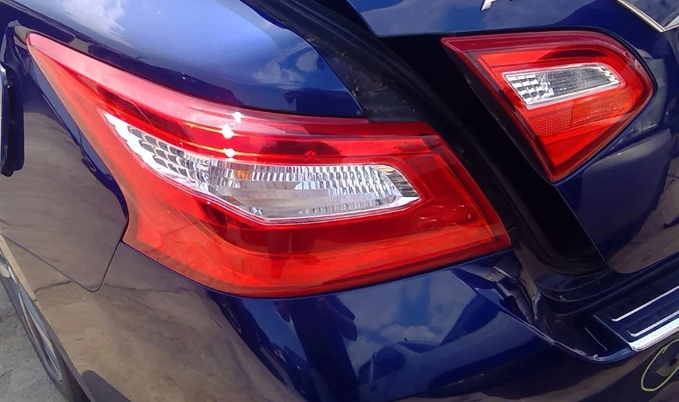 Nissan Altima 2016 2017 luz trasera del conductor cuarto de panel montado lámpara de freno Foto 1 de 4