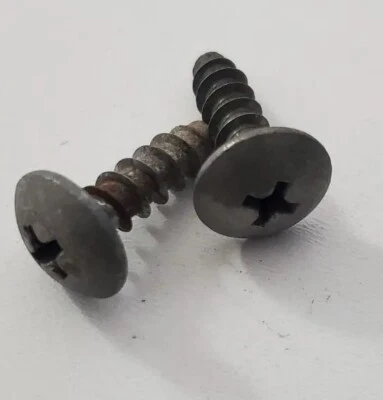 2 tornillos embellecedor de faros 92 93 94 Geo Metro bisel pernos envolvente OEM Foto 1 de 3